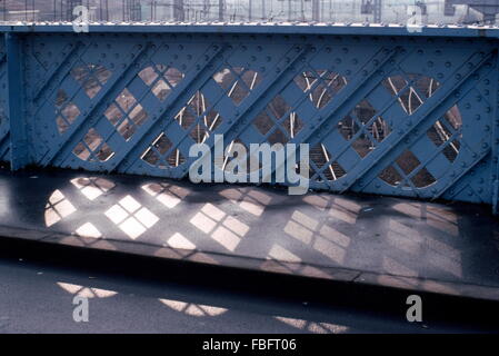 AJAXNETPHOTO. BORDEAUX, FRANCE. - La Route du fer riveté et passerelle au-dessus de voies de chemin de fer PRÈS DE LA GARE CENTRALE DE LA VILLE. PHOTO:JONATHAN EASTLAND/AJAX REF:920160 Banque D'Images