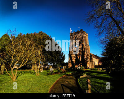 L'église paroissiale à Bishops Frome, Herefordshire est St Mary's et contient une police plus de 700 ans . Banque D'Images