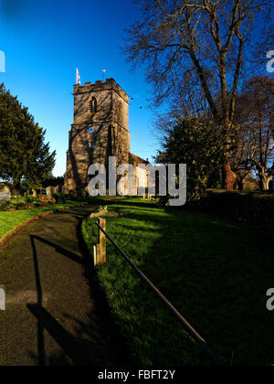 L'église paroissiale à Bishops Frome, Herefordshire est St Mary's et contient une police plus de 700 ans . Banque D'Images