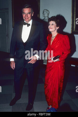 Washington, DC., USA, 9 novembre, 1989 L'Acteur Charlton Heston et sa femme Lydia arrivent à la Maison Blanche pour assister à un dîner d'État. À la fin du xixe siècle, le dîner d'état à long terme est devenu synonyme d'un dîner offert par le président d'honorer un chef d'État étranger. Le premier chef d'état d'assister à un dîner d'État à la Maison blanche était le roi David Kalakaua du Royaume d'Hawaï, hébergé par Ulysses S. Grant le 12 décembre 1874. Credit : Mark Reinstein Banque D'Images