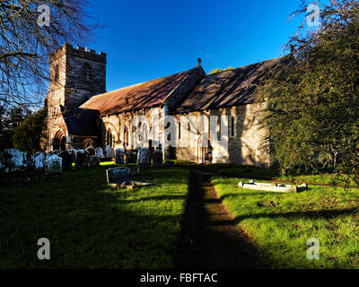 L'église paroissiale à Bishops Frome, Herefordshire est St Mary's et contient une police plus de 700 ans . Banque D'Images