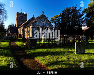 L'église paroissiale à Bishops Frome, Herefordshire est St Mary's et contient une police plus de 700 ans . Banque D'Images