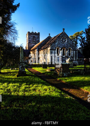 L'église paroissiale à Bishops Frome, Herefordshire est St Mary's et contient une police plus de 700 ans . Banque D'Images