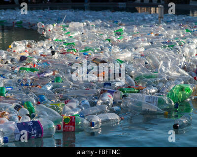 Les bouteilles en une fontaine à Trafalgar Square Banque D'Images