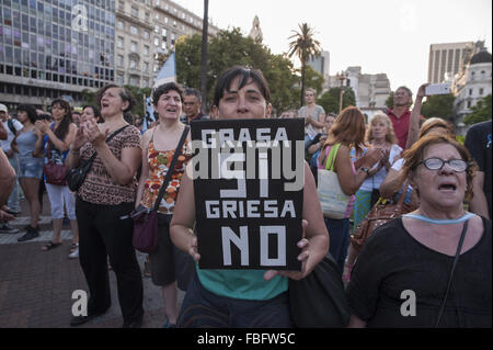 Buenos Aires, Buenos Aires, Argentine. 15 Jan, 2016. Une femme est titulaire d'une plaque à lire ''say yes pour la graisse, pas de Griesa'' au cours d'une manifestation contre le président Mauricio Macri. Le signe fait référence à la question déjà ancienne avec ''fonds vautours'' et d'un juge fédéral américain Thomas P.Griesa. Le Président demande également manifestants Macri à respecter la loi et de convoquer le Congrès pour les sessions spéciales au lieu de gouverner par décrets. © Patricio Murphy/ZUMA/Alamy Fil Live News Banque D'Images