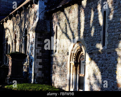 L'église paroissiale à Bishops Frome, Herefordshire est St Mary's et contient une police plus de 700 ans . Banque D'Images