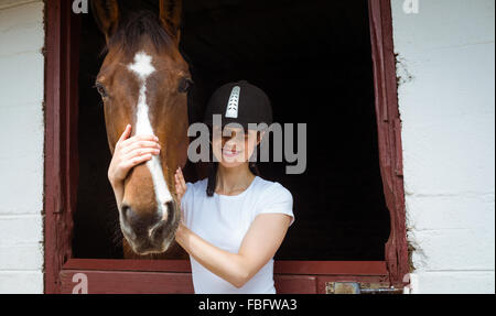 Jockey souriant posant à côté de l' Banque D'Images