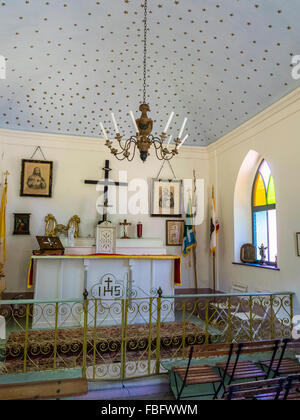 Intérieur de la chapelle de la Sainte Croix à la recherche sur l'autel, plafond peint, lustre de bougies et vitraux Banque D'Images