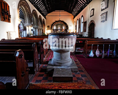 L'église paroissiale à Bishops Frome, Herefordshire est St Mary's et contient une police plus de 700 ans . Banque D'Images