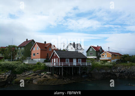 Henningsvær est un village de pêcheurs situé sur plusieurs petites îles au large de la côte sud de Austvagoya dans les Lofoten archipelag Banque D'Images