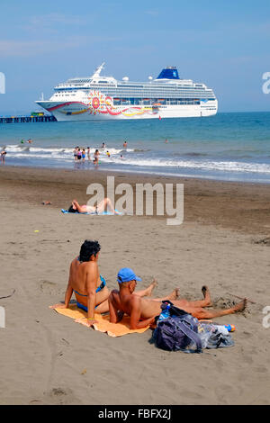 Bateau de croisière Norwegian Sun Puntarenas Costa Rica Amérique Centrale Banque D'Images