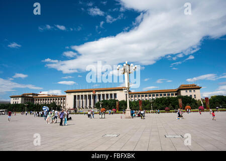 La place Tiananmen : Monument aux héros du peuple et le Grand Hall du Peuple à Beijing, en Chine Banque D'Images