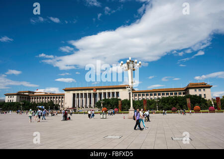 La place Tiananmen : Monument aux héros du peuple et le Grand Hall du Peuple à Beijing, en Chine Banque D'Images