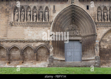 Façade gothique de l'église de Saint-sépulcre à Estella-Lizarra - Navarre, Espagne. Banque D'Images