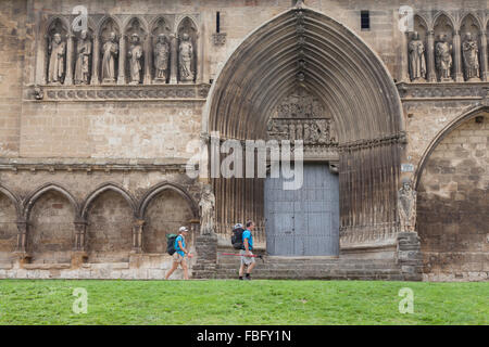 Pèlerins passant l'église de Saint Sépulcre dès leur entrée dans le village d'Estella-Lizarra - Navarre, Espagne. Banque D'Images