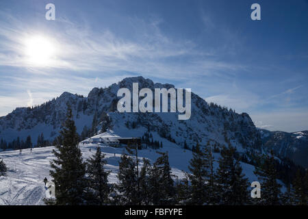 Le est une montagne Kampenwand de Bavière, Allemagne Situé dans le Alpes de Chiemgau. En hiver, un ski Arena est situé ici. Banque D'Images