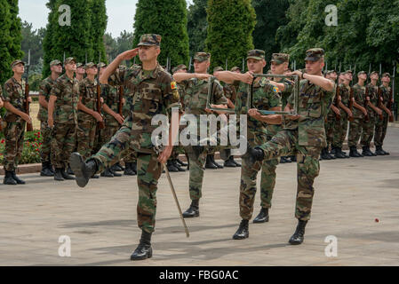 Répétition pour les soldats commémorations de l'indépendance, la guerre d'édifices commémoratifs Eternitate, Chisinau Banque D'Images