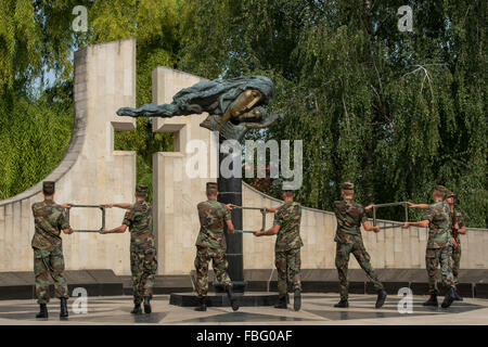 Répétition pour les soldats commémorations de l'indépendance, la guerre d'édifices commémoratifs Eternitate, Chisinau Banque D'Images