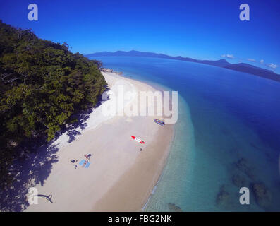 Nudey Beach, deux sur l'île de Fitzroy, Great Barrier Reef Marine Park, avec la partie continentale de la côte du Queensland, à l'arrière-plan Banque D'Images