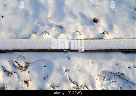 Gros plan du fer rouillé couvert de neige connexion rails Banque D'Images