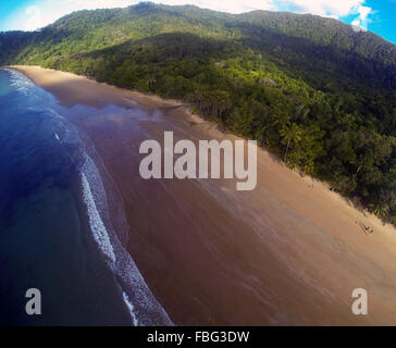 Vue aérienne de Shipwreck Bay Beach et Mt Alexandria, parc national de Daintree, Far North Queensland, Australie Banque D'Images