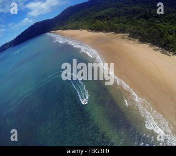 Bateau arrivant à Shipwreck Bay, parc national de Daintree, Queensland, Australie Banque D'Images