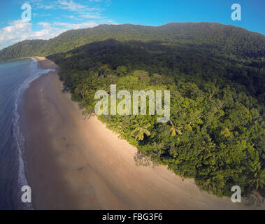 Vue aérienne de la plage et à distance de rainforest Shipwreck Bay, parc national de Daintree, Far North Queensland, Australie Banque D'Images