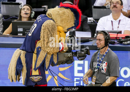 New Orleans, LA, USA. 15 Jan, 2016. New Orleans Pelicans mascot Pierre le pélican à jouer avec un appareil photo du cameraman pendant un match de basket NBA entre les Charlotte Hornets et les New Orleans Pelicans au Roi Smoothie Center de New Orleans, LA. New Orleans Pelicans défaite Charlotte Hornets 109-107. Stephen Lew/CSM/Alamy Live News Banque D'Images