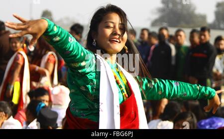 Katmandou, Népal. 15 Jan, 2016. Une femme de Magar danses communautaires au cours des célébrations à Tundikhel Maghesakranti à Katmandou, Népal, 15 janvier 2016. Le festival commémore l'Maghesakranti début du mois saint du Magh et préposés à l'entrée de température plus clémente et des journées plus longues. © Archana Shrestha/Xinhua/Alamy Live News Banque D'Images