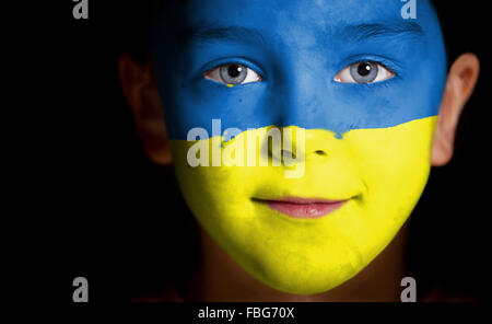 Portrait d'un enfant avec un drapeau ukrainien peint Banque D'Images