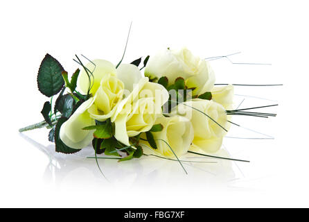 Bouquet de roses artificielles sur un fond blanc Banque D'Images