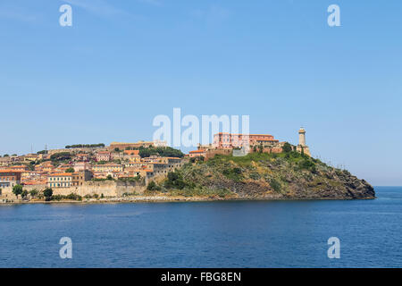 Le phare sur la colline à Portoferraio, le principal port de l'île d'Elbe, Toscane, Italie Banque D'Images