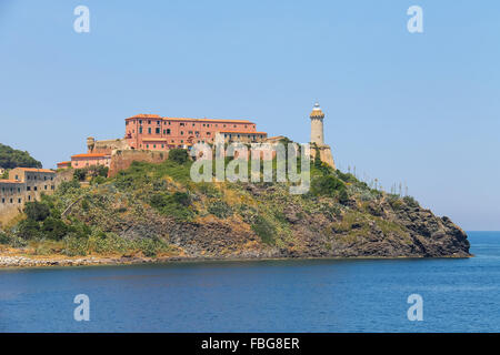 Le phare sur la colline à Portoferraio, le principal port de l'île d'Elbe, Toscane, Italie Banque D'Images