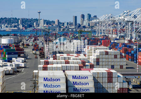 Grues à conteneurs et conteneurs d'expédition au port de Seattle. Seattle, Washington, USA Banque D'Images