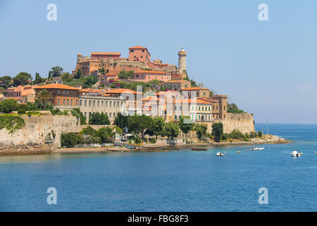 Le phare sur la colline à Portoferraio, le principal port de l'île d'Elbe, Toscane, Italie Banque D'Images