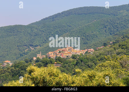 Les vieilles maisons et les clochers sur la colline sur l'île d'Elbe et Romano, Italie Banque D'Images