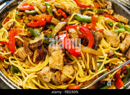 Un plat de pâtes avec viande et légumes Banque D'Images