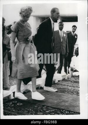 1967 - Royal tour du Pakistan. Couvrant pour le Royal Chaussures - à Jinnah Memorial. : Sa Majesté la Reine et le duc d'Édimbourg le prince Philip accorde une colère sur le mémorial pour le fondateur du Pakistan - M. Jinnah. Au cours de leur visite au Mémorial leurs Majestés devaient couvrir leurs chaussures selon la coutume locale. La cérémonie de dépôt de gerbes a été à Quaid-i-Azam's Mazar. Photo montre la reine et le Duc - avec leurs chaussures couvertes - marche à l'emplacement de l'Jinnah Monument à la cérémonie de dépôt de gerbes. © Keystone Photos USA/ZUMAPRESS.com/Alamy Live News Banque D'Images