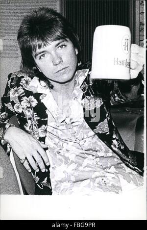 1972 - David Cassidy est de retour : il y a un an, la star du pop américain David Cassidy, qui a vendu plus de 20 millions d'enregistrements par puis, soudainement a annoncé sa retraite. Des millions de fans, qui l'ont connu à partir de la série TV américaine ''La Famille Partridge' et bien sûr de ses dossiers, étaient très désolé à ce sujet, et il a reçu de nombreuses lettres et petits cadeaux à faire changer d'avis. Et donc il n'a il a maintenant publié à nouveau dossier appelé ''J'écris les chansons'' et dit avoir changé son style ainsi que son attitude à l'égard de l'industrie du spectacle. Photo montre un bon départ David Cassidy vu avec un bi Banque D'Images