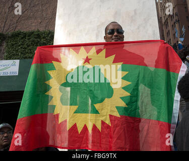 New York, États-Unis. 15 Jan, 2016. Un démonstrateur de Ralph Bunche Park est titulaire d'un Oromian drapeau. Plusieurs centaines de manifestants d'Ethiopian-American autour des États-Unis se sont réunis en face du siège des Nations Unies à New York pour exprimer leur colère face à la mort récente de plus de 140 manifestants en Ethiopie aux mains des forces de sécurité du gouvernement envoyés à contenir les protestations contre l'Addis Abba 'master plan.' Credit : Albin/Lohr-Jones Pacific Press/Alamy Live News Banque D'Images