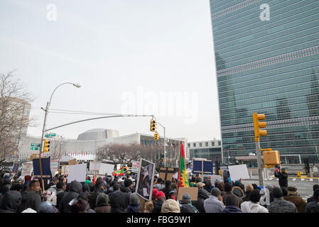 New York, États-Unis. 15 Jan, 2016. Remplissage des manifestants Ralph Bunche Park en face du siège de l'ONU. Plusieurs centaines de manifestants d'Ethiopian-American autour des États-Unis se sont réunis en face du siège des Nations Unies à New York pour exprimer leur colère face à la mort récente de plus de 140 manifestants en Ethiopie aux mains des forces de sécurité du gouvernement envoyés à contenir les protestations contre l'Addis Abba 'master plan.' Credit : Albin/Lohr-Jones Pacific Press/Alamy Live News Banque D'Images