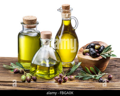 L'huile d'olive et de baies sur la table en bois. fond blanc. Fichier contient des chemins de détourage. Banque D'Images