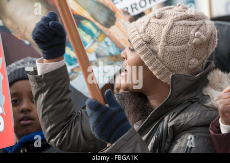 New York, États-Unis. 15 Jan, 2016. Un démonstrateur soulève ses poings tout en chantant à la manifestation. Plusieurs centaines de manifestants d'Ethiopian-American autour des États-Unis se sont réunis en face du siège des Nations Unies à New York pour exprimer leur colère face à la mort récente de plus de 140 manifestants en Ethiopie aux mains des forces de sécurité du gouvernement envoyés à contenir les protestations contre l'Addis Abba 'master plan.' Credit : Albin/Lohr-Jones Pacific Press/Alamy Live News Banque D'Images