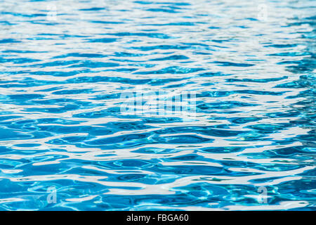 Ondulation sur l'eau dans la piscine. Banque D'Images