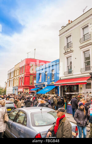 Les visiteurs du marché de Portobello road, Portobello road, Notting Hill, Londres, Angleterre Banque D'Images