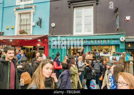 Les visiteurs du marché de Portobello Road en face de highland store, Notting Hill, Londres, Angleterre Banque D'Images