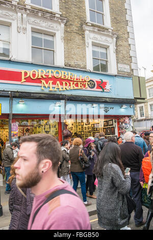 Visiteurs en face de 177 store, le marché de Portobello, Notting Hill, Londres, Angleterre Banque D'Images