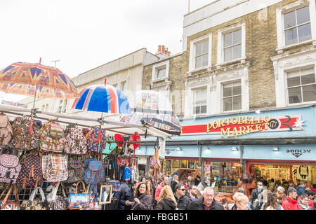 Visiteurs en face de 177 store, le marché de Portobello, Notting Hill, Londres, Angleterre Banque D'Images