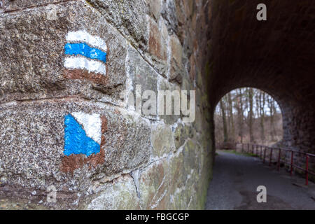 Deux panneaux touristiques bleus, tunnel République tchèque panneaux de randonnée Banque D'Images