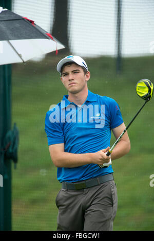 PHOTOS DE FICHIER : Clearwater Bay, Hong Kong. 1 octobre, 2015. Sur le 15e tee, Australian Ryan Ruffels, prend un 2ème après sa première balle atterri bien sûr. Le premier tour de l'Asie et du championnat amateur (AAC) 2015 organisé par Clearwater Bay Golf & Country Club. Ruffels Ryan devient pro. Credit : Jayne Russell/Alamy Live News Banque D'Images